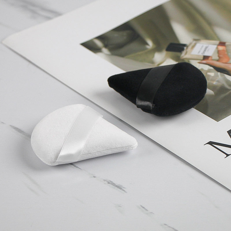Finger-hook powder puff for setting makeup without dead corners