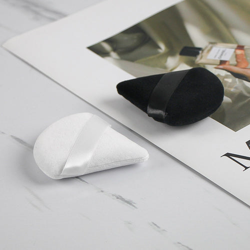 Finger-hook powder puff for setting makeup without dead corners