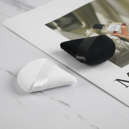 Finger-hook powder puff for setting makeup without dead corners